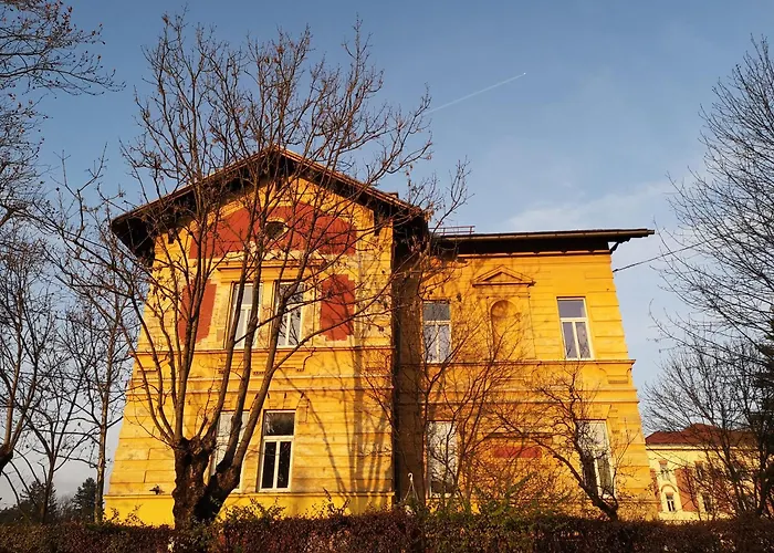 The Villa, Center Konukevi *