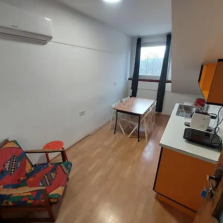 The Villa, Center בית הארחה *